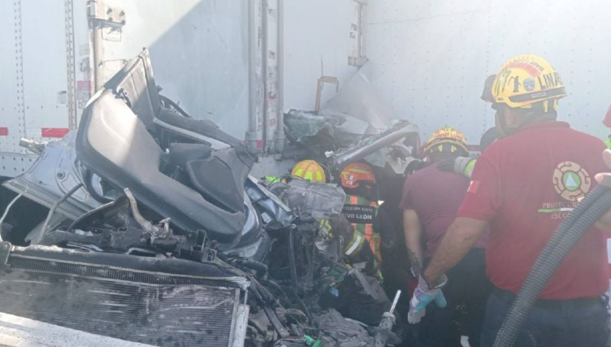 Familia atrapada tras accidente vial en Nuevo León